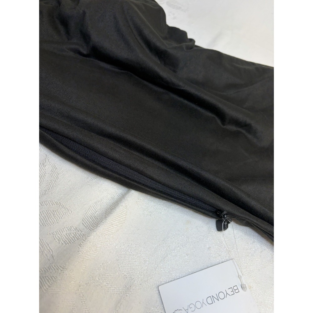 Beyond Yoga Women's Black Hidden Zipper Pocket Packable Infinity Scarf One Size - Picture 7 of 9